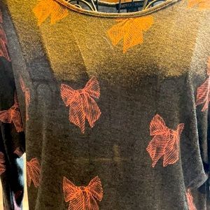 Cute grey long sleeve thin sweater with pink bow print